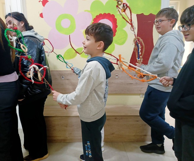 Първите занятия през новата календарна година в Българското училище „АБВ Учебна академия“ в Атина започнаха със сурвакарски наричания