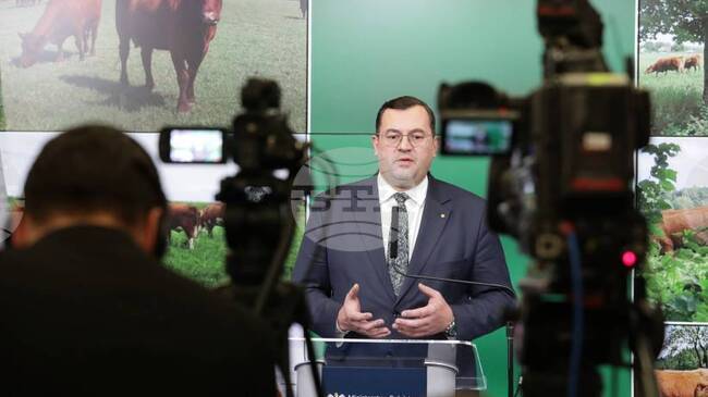 ПАП: Полската прокуратура повдигна обвинения на мъжа, изсипал оборска тор до дома на министъра на селското стопанство 