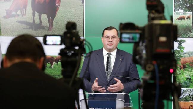 ПАП: Полската прокуратура повдигна обвинения на мъжа, изсипал оборска тор до дома на министъра на селското стопанство 