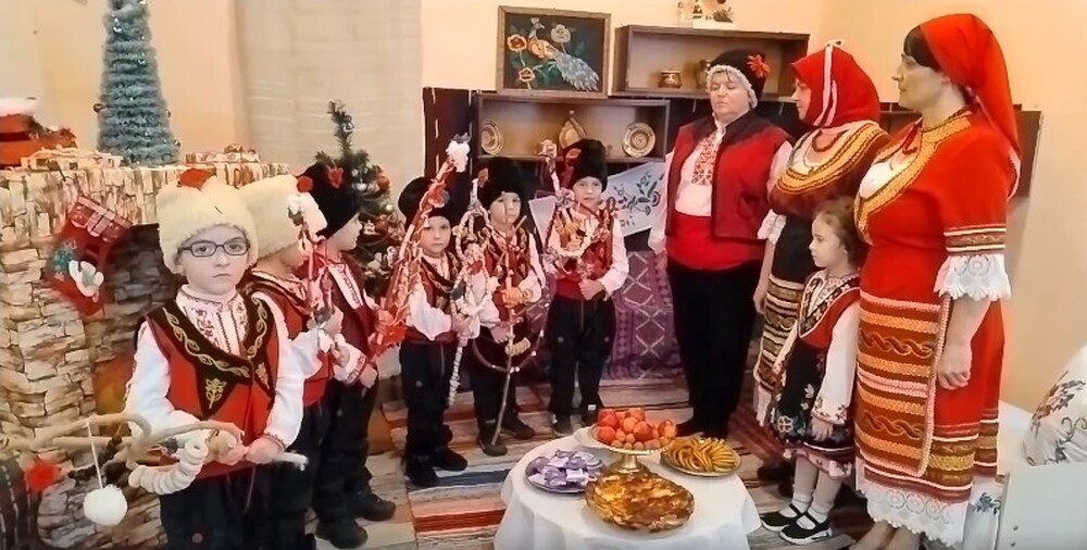 Ученици от подготвителната група на Българо-украинския център „Медиа“ в село Василевка пресъздадоха сурвакарския обред