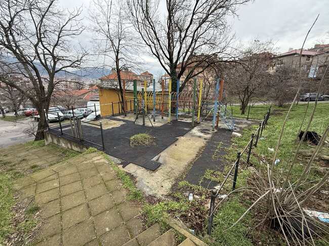 Община Сливен започна ремонт на още една детска площадка