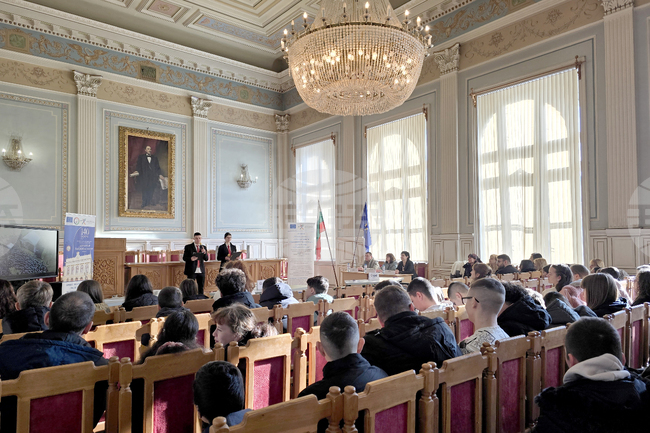 Ученици от Свищов се включиха в образователната инициатива „По стъпките на Щастливеца“, посветена на 163 години от рождението на Алеко Константинов