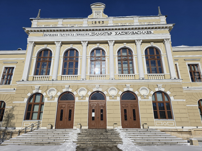 С ученически състезания, конкурси и концерт Търговската гимназия в Свищов отбелязва 141 години от основаването си