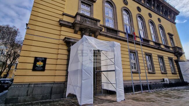 Ремонтът на покрива на сградата на Областната администрация в Бургас ще приключи до месец, съобщиха от институцията 