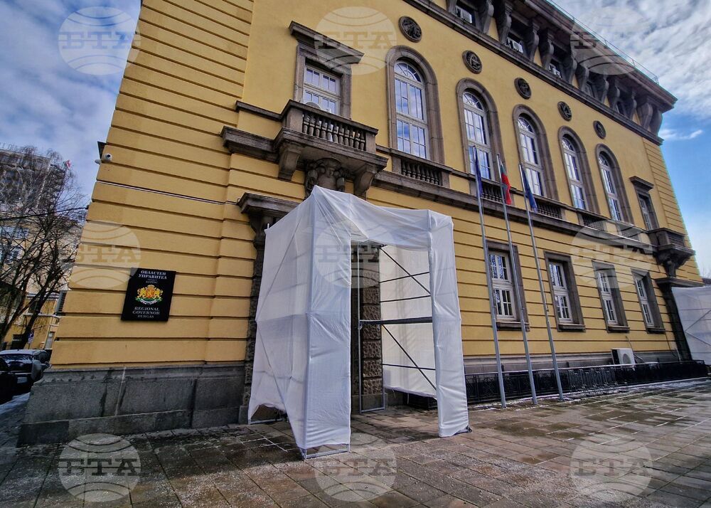 Ремонтът на покрива на сградата на Областната администрация в Бургас ще приключи до месец, съобщиха от институцията 