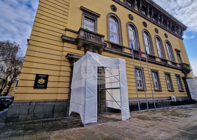 Ремонтът на покрива на сградата на Областната администрация в Бургас ще приключи до месец, съобщиха от институцията 
