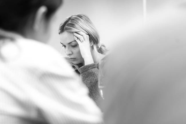  „Албион“ в Младежкия театър поставя въпроси за човека и живеенето в света на миналото 