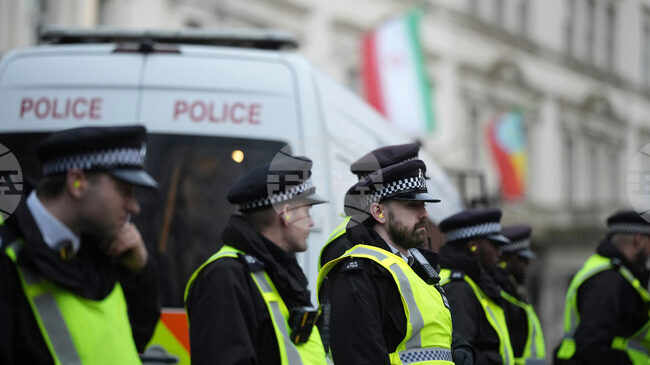Полицията в Лондон задържа няколко души при протест пред иранското посолство