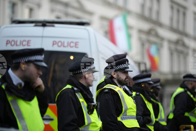 Полицията в Лондон задържа няколко души при протест пред иранското посолство