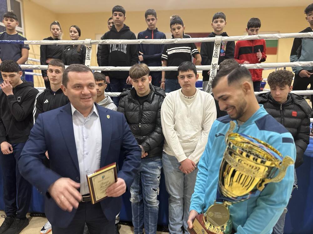 Община Русе: Кметът Милков посрещна 8-кратния европейски шампион по бокс Радослав Росенов