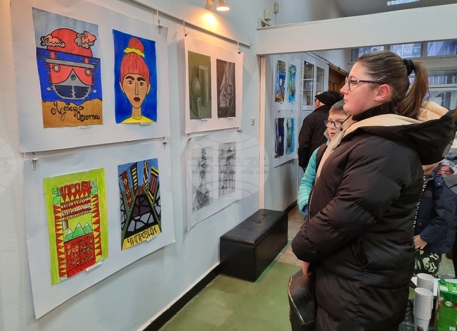 Изложба с рисунки на деца от творческо ателие „Рисувална“ показват в Монтана