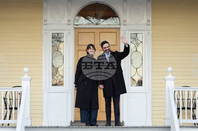 Кметът на Ню Йорк получи от шотландското правителство т. нар. бебешка кутия с помощ за новородени, каквато получават родителите в Шотландия