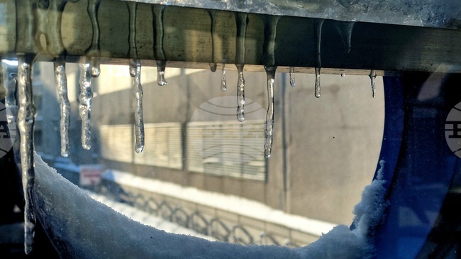 Румъния преживя най-студената нощ тази зима; ученици в осем окръга на страната остават у дома днес заради лошото време