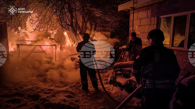Пожар избухна в жилищен блок в украинската столица Киев след руско нападение, съобщиха местните власти