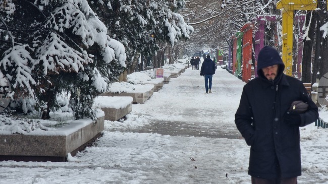 Студената вълна в Румъния продължава; мъж от румънския град Сибиу отиде на работа със ски
