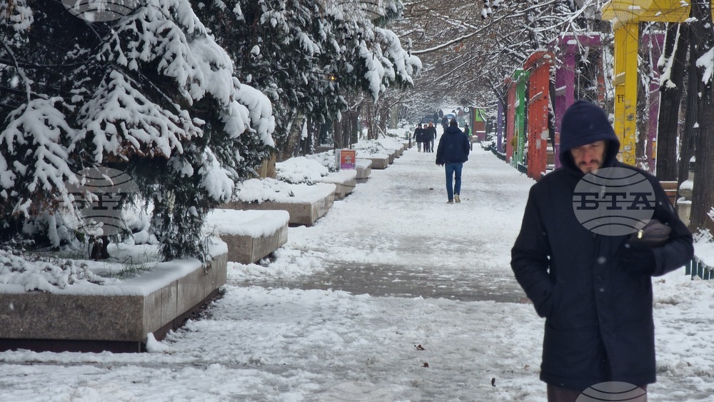 Студената вълна в Румъния продължава; мъж от румънския град Сибиу отиде на работа със ски