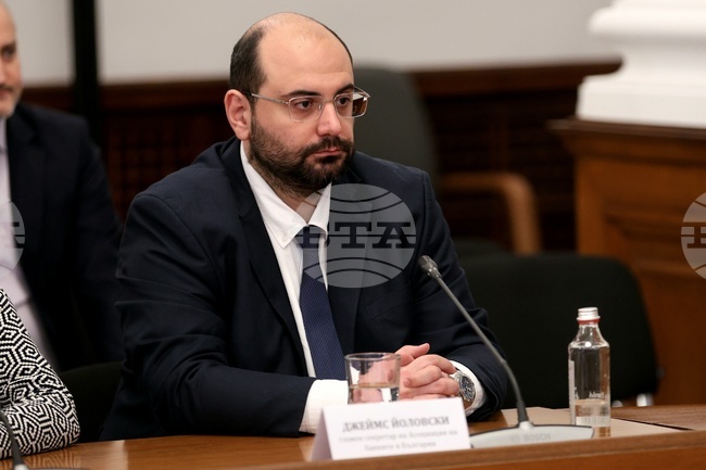 Отворени са над сто дежурни клона на банки, които работят в събота за обмяна на левове в евро, съобщиха от Асоциацията на банките в България