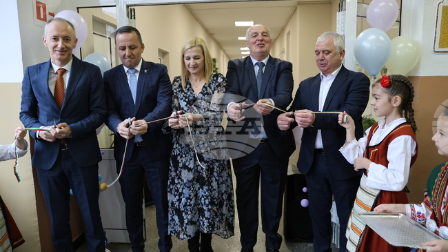 Наличието на физкултурни салони във всички училища е последователен приоритет, каза в Благоевград министърът в оставка Красимир Вълчев