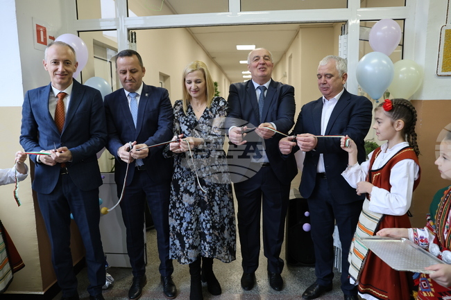 Наличието на физкултурни салони във всички училища е последователен приоритет, каза в Благоевград министърът в оставка Красимир Вълчев