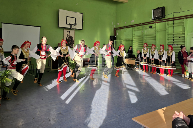 Свищовската професионална гимназия „Алеко Константинов“ чества патронния си празник днес 