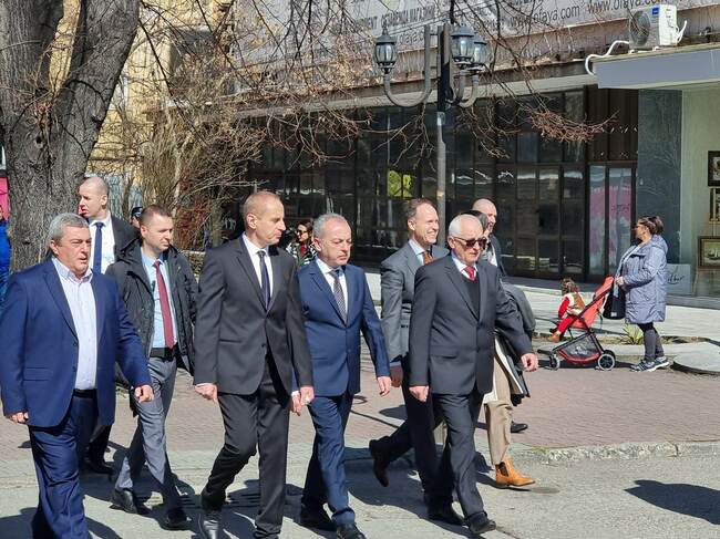 Проверките за поскъпването на стоките в магазинната мрежа ще продължат, каза премиерът Гълъб Донев
