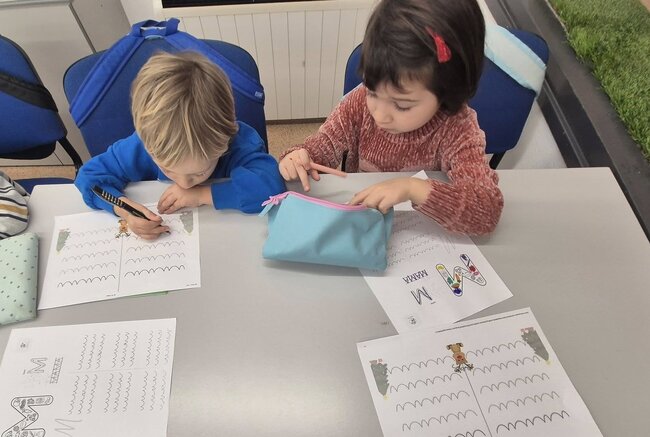 Преподаватели от новооткритото Българско училище във Фрага, Испания: Децата вече с гордост могат да пишат „мама“