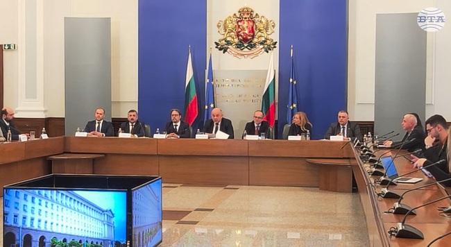 Гражданите и търговците да се снабдят с необходимите количества евро, а не да чакат последния момент, призова Владимир Иванов