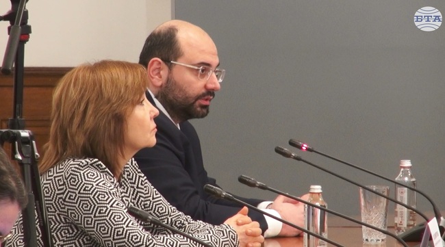 Отворени са над сто дежурни клона на банки, които работят в събота за обмяна на левове в евро, съобщиха от Асоциацията на банките в България