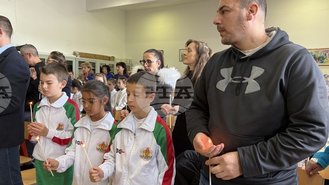 Общо 13 деца от Самоков ще представят България на детско световно първенство по ски бягане в Италия, трима от тях бяха изпратени с училищно тържество