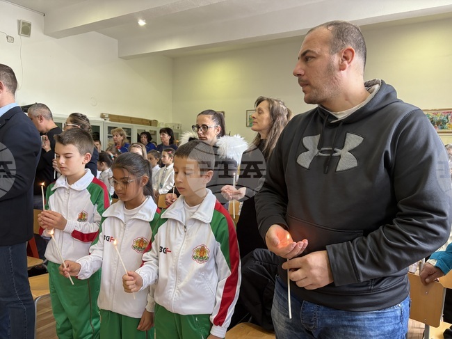 Общо 13 деца от Самоков ще представят България на детско световно първенство по ски бягане в Италия, трима от тях бяха изпратени с училищно тържество