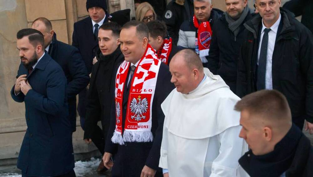 ПАП: Полски информационен портал публикува кадри, на които президентът Навроцки се ръкува с лице с криминално минало 