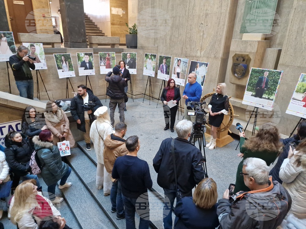 Бургас - изложба "Променените - за живота след приемната грижа" - откриване