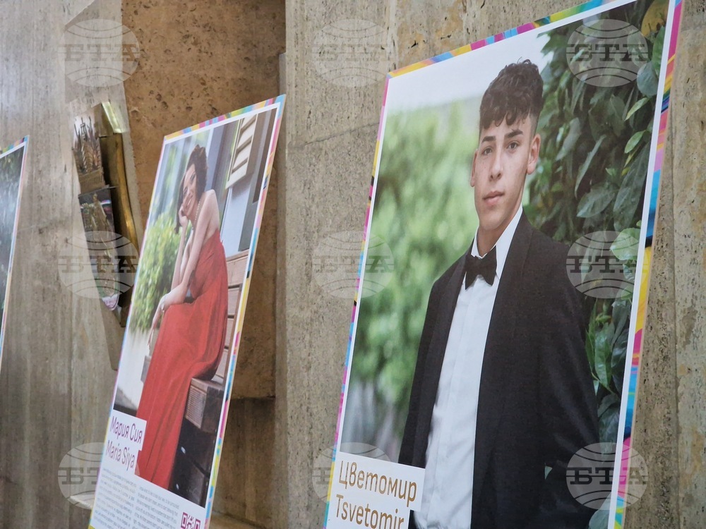 Бургас - изложба "Променените - за живота след приемната грижа" - откриване