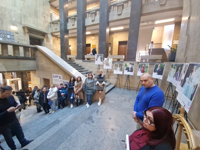 Бургас - изложба "Променените - за живота след приемната грижа" - откриване