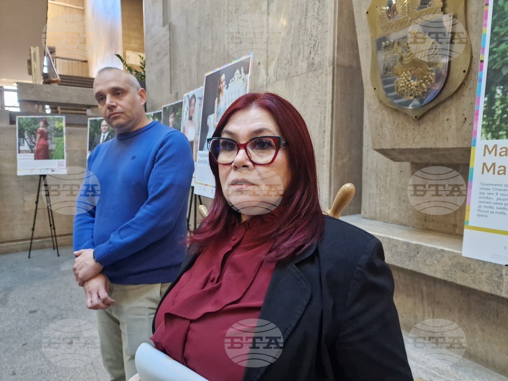 Бургас - изложба "Променените - за живота след приемната грижа" - откриване