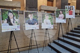 Бургас - изложба "Променените - за живота след приемната грижа" - откриване