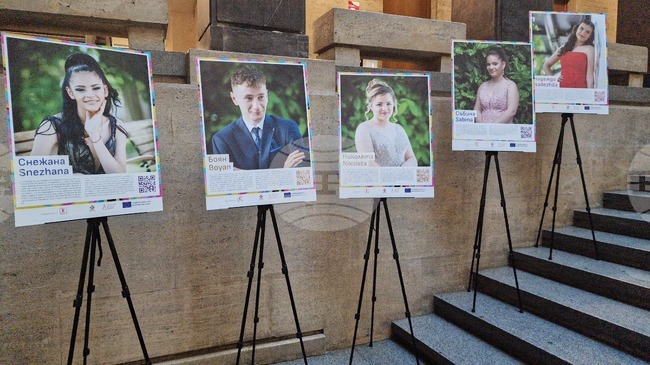 Фотоизложбата "ПроменениТе" представя в Бургас успехите на младежи, израснали в приемни семейства