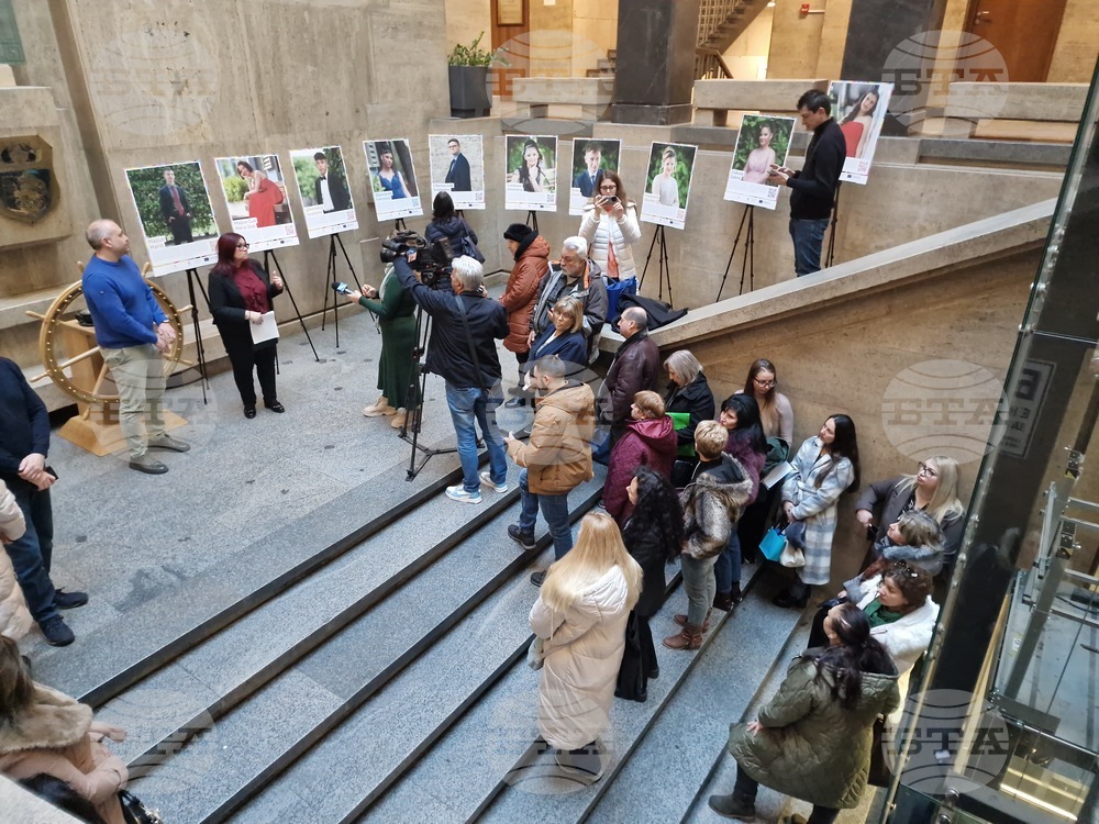 Бургас - изложба "Променените - за живота след приемната грижа" - откриване