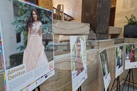 Бургас - изложба "Променените - за живота след приемната грижа" - откриване