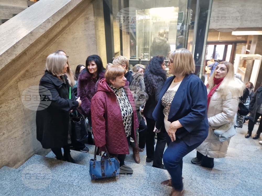 Бургас - изложба "Променените - за живота след приемната грижа" - откриване