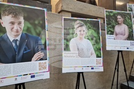 Бургас - изложба "Променените - за живота след приемната грижа" - откриване