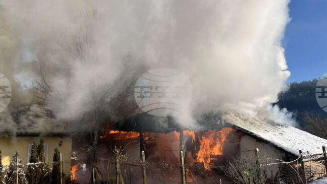 Късо съединение предизвика пожар в две къщи в сливенското село Стара река