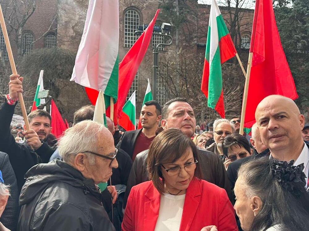 Нинова: Нито един паметник не трябва да се разрушава. Те са паметта за България