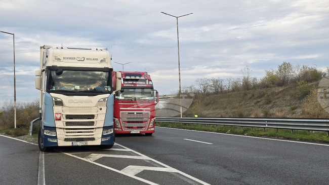 Граничният преход "Кулата – Промахон" е затворен за движение за тежкотоварни автомобили и в двете посоки