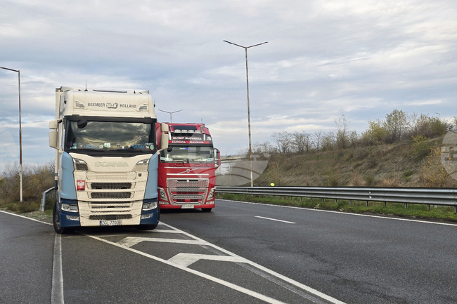 Граничният преход "Кулата – Промахон" е затворен за движение за тежкотоварни автомобили и в двете посоки