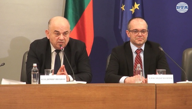 Връщането на ресто в левове при достатъчна наличност в евро е абсолютно недопустимо от закона, каза Владимир Иванов