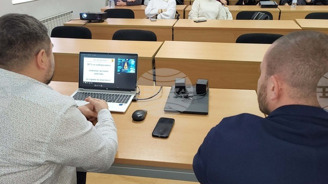 Служители от ГДБОП обучаваха ученици от Хасково как да сърфират безопасно в мрежата