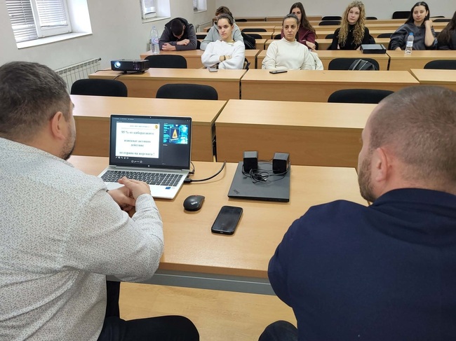 Служители от ГДБОП обучаваха ученици от Хасково как да сърфират безопасно в мрежата