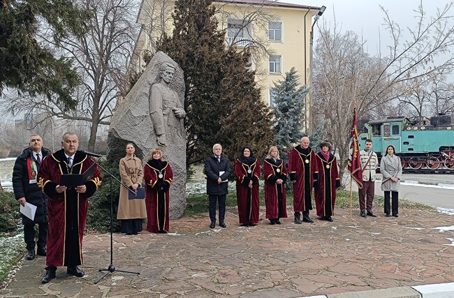 Висшето транспортно училище „Тодор Каблешков“ тържествено отбеляза Патронния си празник и 175 години от рождението на своя патрон