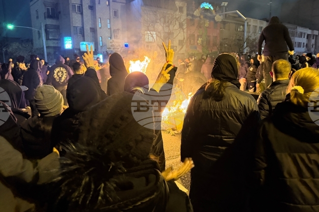 Иран позволи обаждания в чужбина за първи път от дни